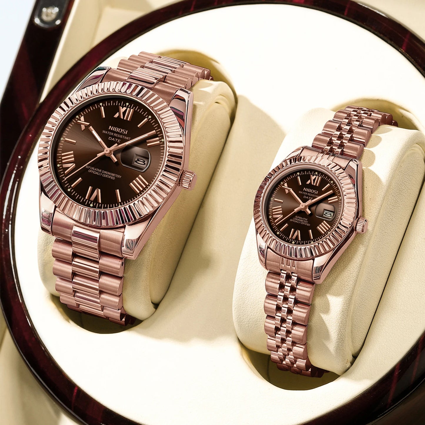 ⌚ Kit 2 Relógios Feminino e Masculino NIBOSI 2678 Casal 💖 Luxo Elegante | Cronógrafo ✨ | Aço Inoxidável 💎 | Estilo e Sofisticação