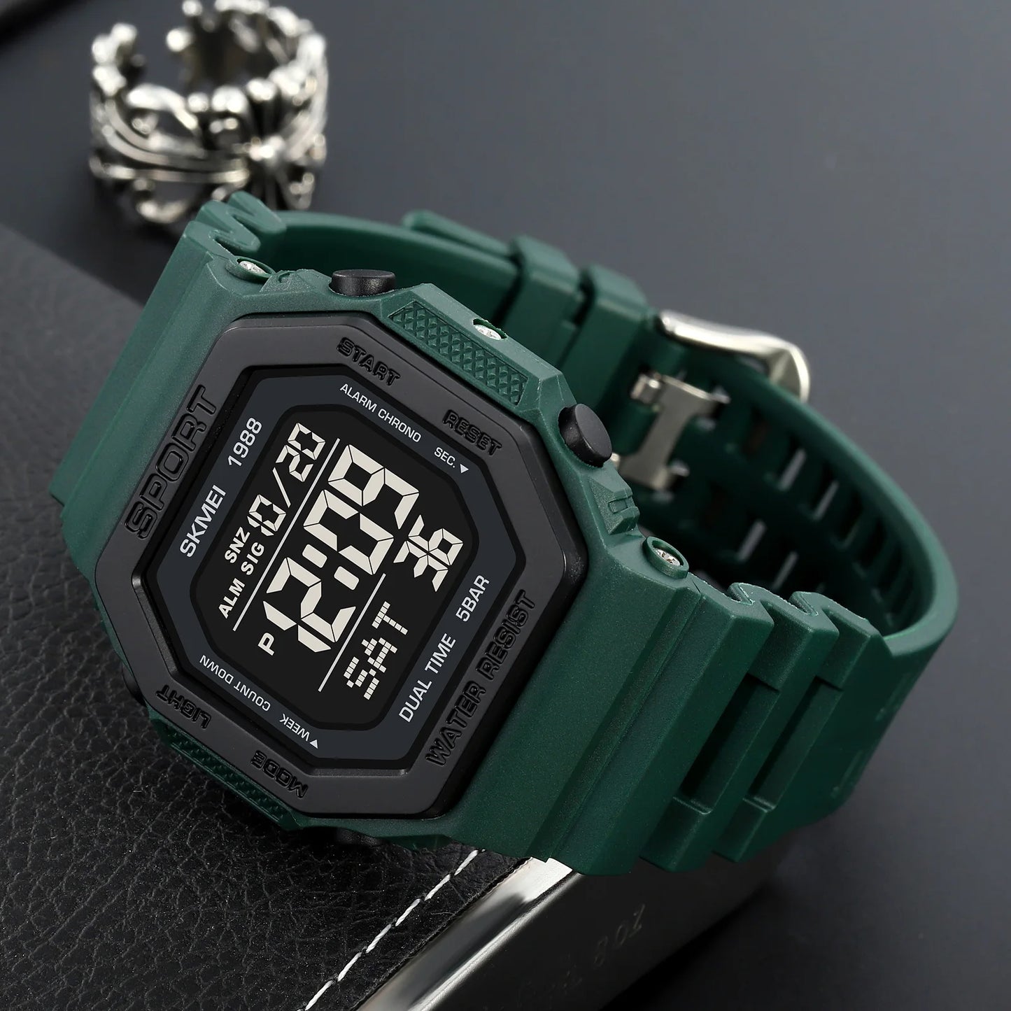 ⌚ Relógio Masculino Esportivo SKMEI 1988 🏃♂️ Digital com Luz de Fundo 💡 | Alarme, Cronômetro e Contagem Regressiva ⏱️ | À Prova D’Água 5ATM 💦 | Estilo Militar Tático ⚔️