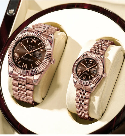⌚ Kit 2 Relógios Feminino e Masculino NIBOSI 2678 Casal 💖 Luxo Elegante | Cronógrafo ✨ | Aço Inoxidável 💎 | Estilo e Sofisticação